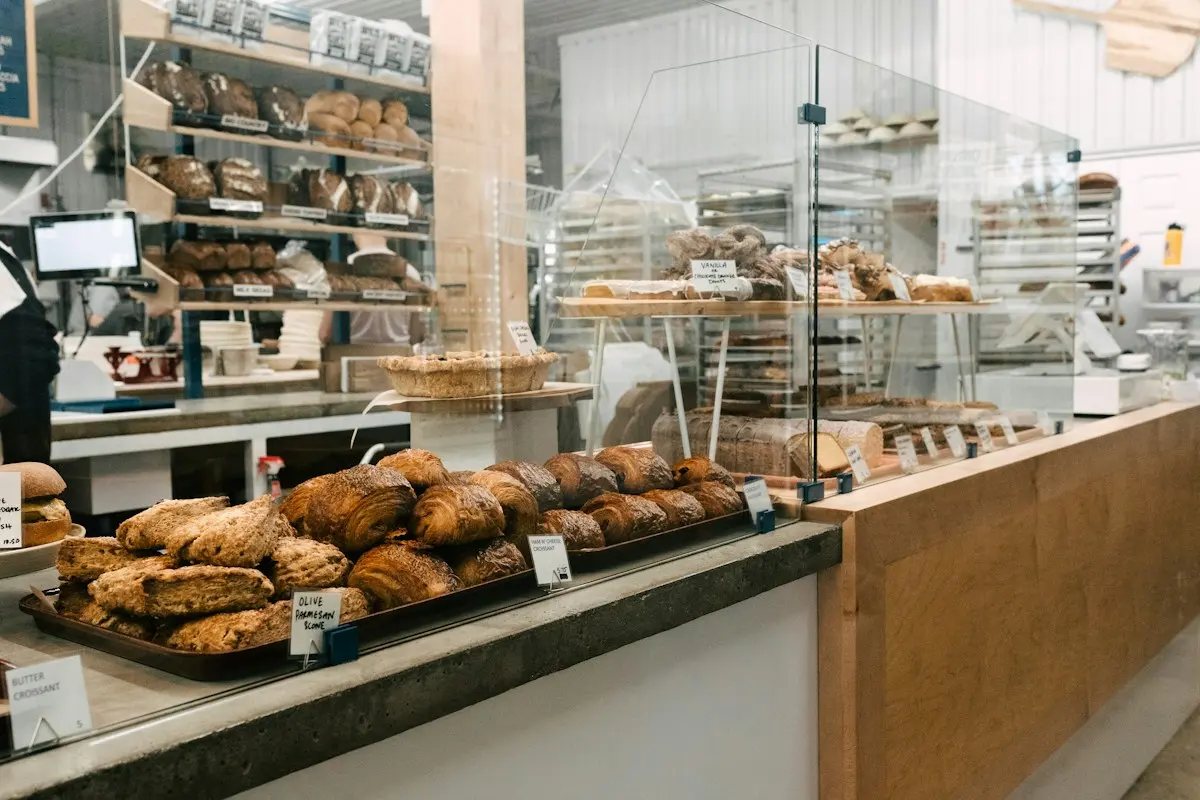 Theke einer Bäckerei mit frischem Brot und Gebäck