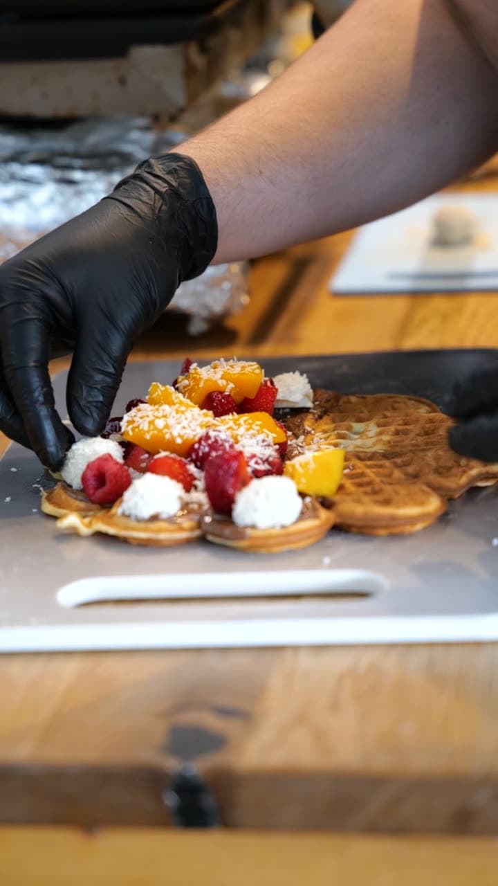 Land of Plenty – Frozen Yogurt & Waffeln – Vorschau